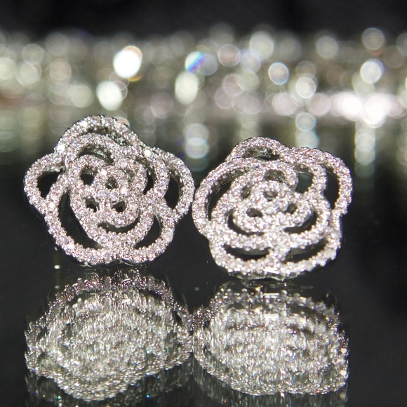 Stunning and Dainty 14kt Gold Dipped Swarovski Ear - Picture 2 of 8